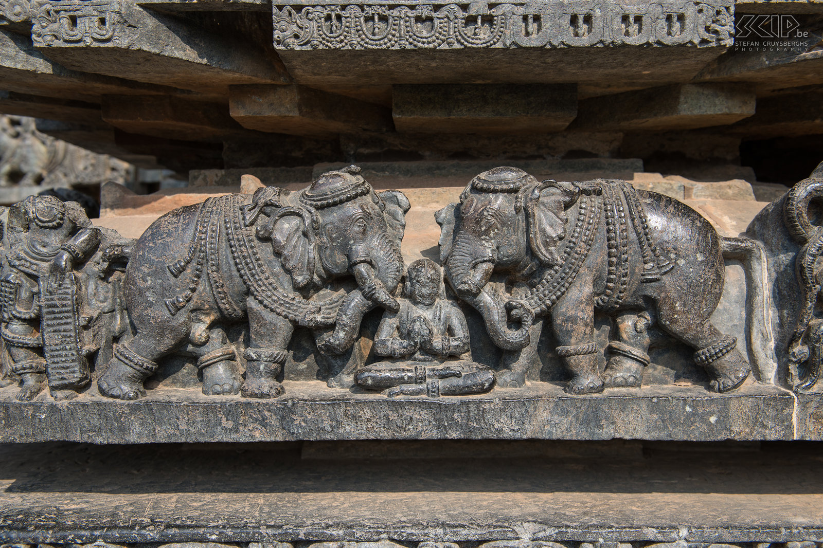 Halebidu De muren van de Hoysala tempel in Halebidu zijn bedekt met prachtige verfijnde reliëfs met zeer veel details. Stefan Cruysberghs